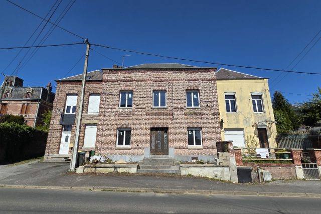 Immeuble composé de 3 logements à rénover situé à Wignehies