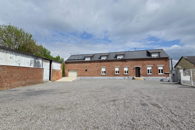 Magnifique fermette complètement rénovée sur 7800 m² de terrain, secteur calme et verdoyant à Effry