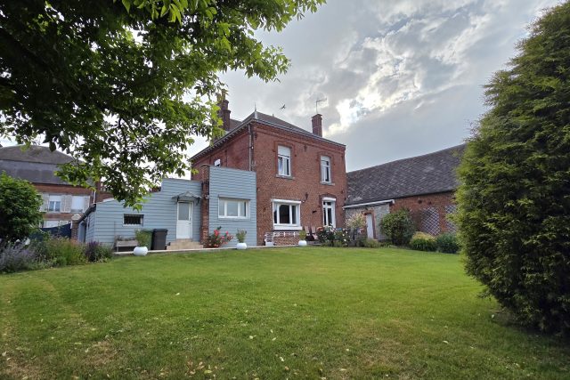 Magnifique maison de maitre avec grande dépendance située à Wignehies