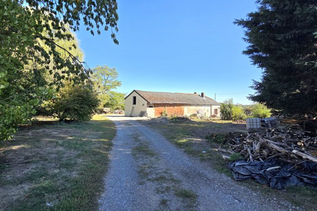 Fermette à conforter sur 4700 m² de terrain, cadre exceptionnel entre Larouillies et La Flamengrie