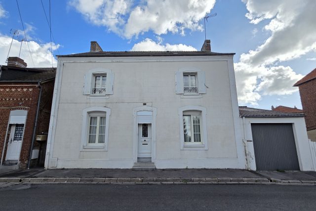 Spacieuse maison individuelle avec 4 chambres et garage située à Hirson