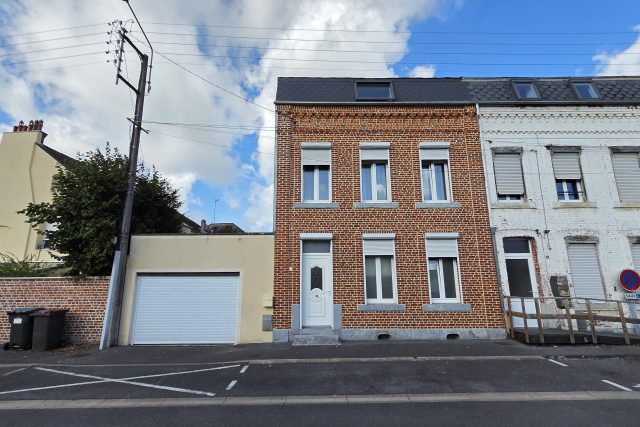 Magnifique maison semi individuelle avec garage située en centre ville de Fourmies